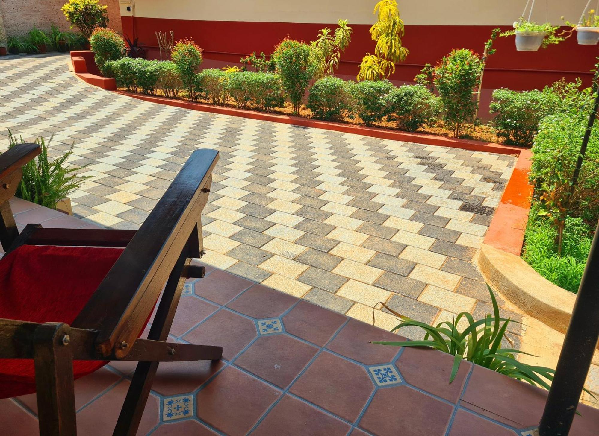 Sunny Smiles Homestay 门格洛尔 外观 照片